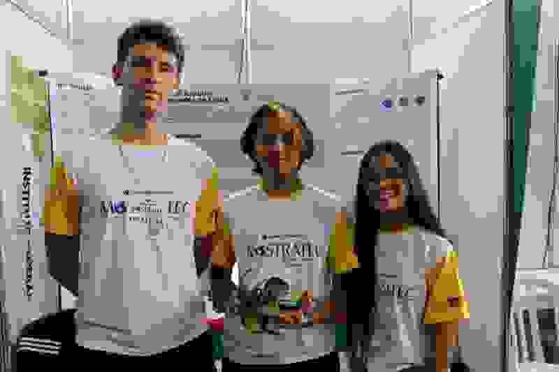 Vitória Santos (direita), 16, Emanoelly Ferreira, 16, e Abelardo Ribeiro, 16, do Mato Grosso do Sul  | Jornal NH