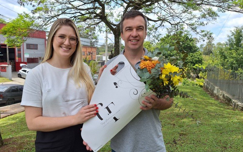 A assessoria de imprensa JÃºlia Taube e o prefeito Martin Kalkmann visitaram o Grupo Sinos para divulgar o evento e a embalagem lanÃ§ada, que Ã© sustentÃ¡vel e tambÃ©m serve como bolsa de mÃ£o