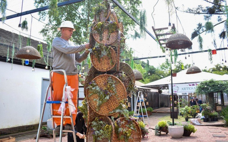 Feirantes e equipes da prefeitura trabalhavam, nesta quinta-feira (26), para deixar tudo pronto para o inÃ­cio da Feira da Flores amanhÃ£