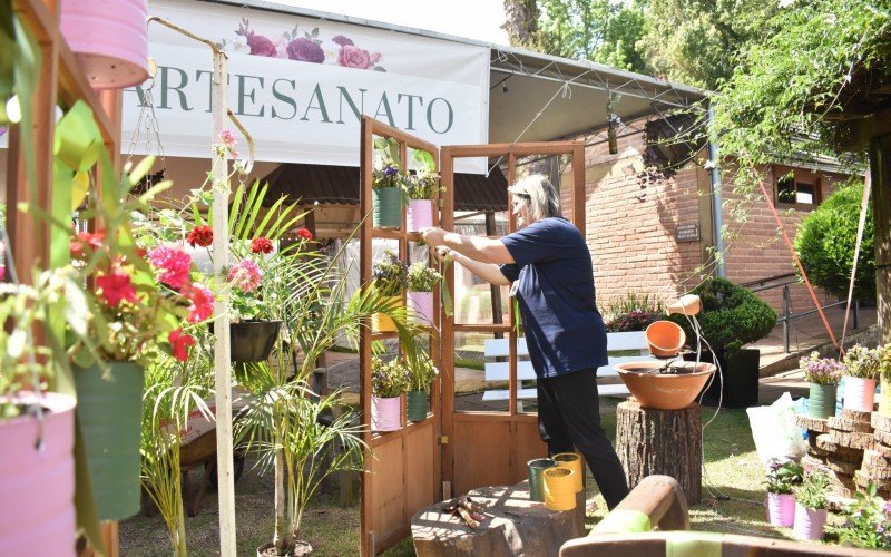 Feirantes e equipes da prefeitura trabalhavam, nesta quinta-feira (26), para deixar tudo pronto para o inÃ­cio da Feira da Flores amanhÃ£