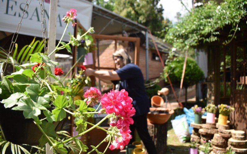 Feirantes e equipes da prefeitura trabalhavam, nesta quinta-feira (26), para deixar tudo pronto para o inÃ­cio da Feira da Flores amanhÃ£