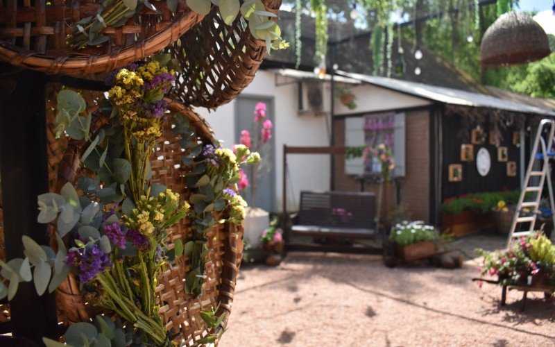 Feirantes e equipes da prefeitura trabalhavam, nesta quinta-feira (26), para deixar tudo pronto para o inÃ­cio da Feira da Flores amanhÃ£