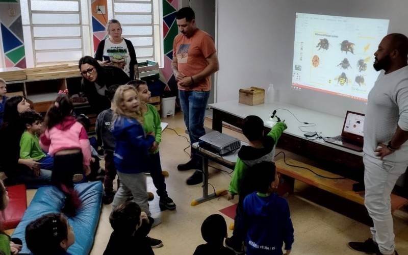 Pedro e Hoeslen levam informações para crianças em Estância Velha através do projeto Casinha de Mel | Jornal NH