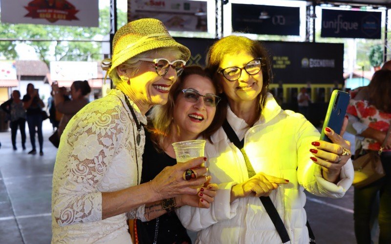 Regina MÃ¼ller com Beatriz e Francis Leffa