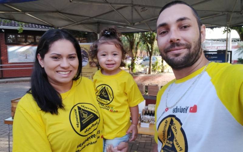 Marcos Adriano envolve a esposa Taís e a filha Mônica no manejo de abelhas | Jornal NH