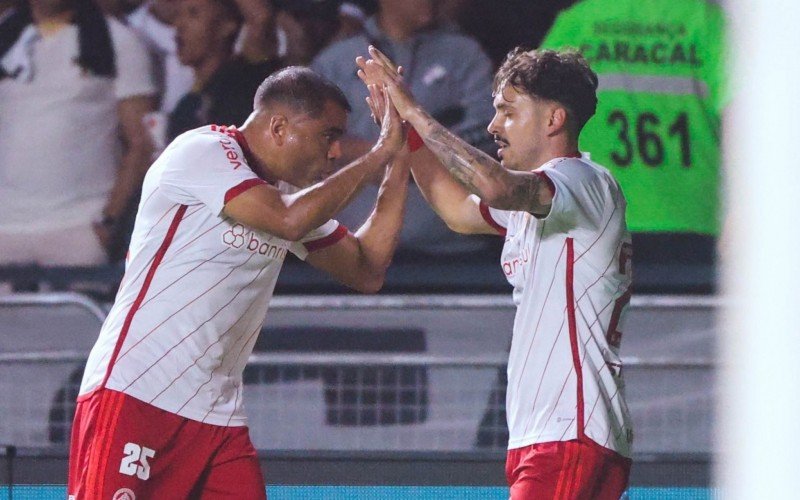 Mauricio comemora com Mercado o gol que inaugurou o placar em São Januário | Jornal NH