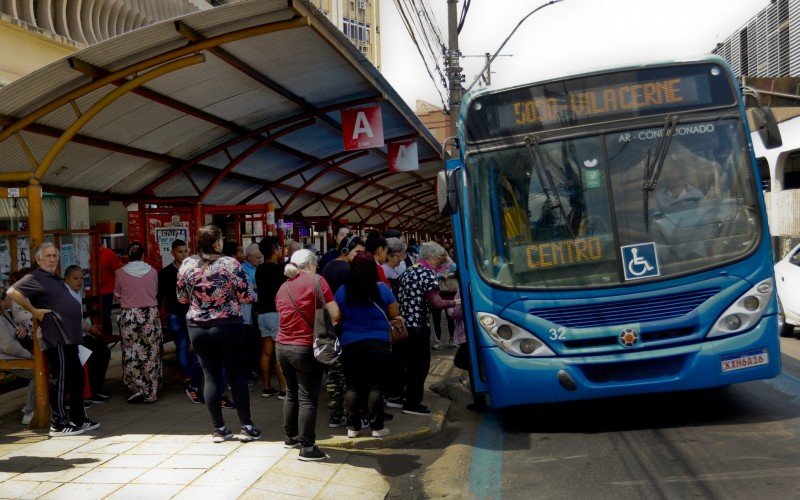 Paradas cheias estão entre os relatos dos usuários de Canoas