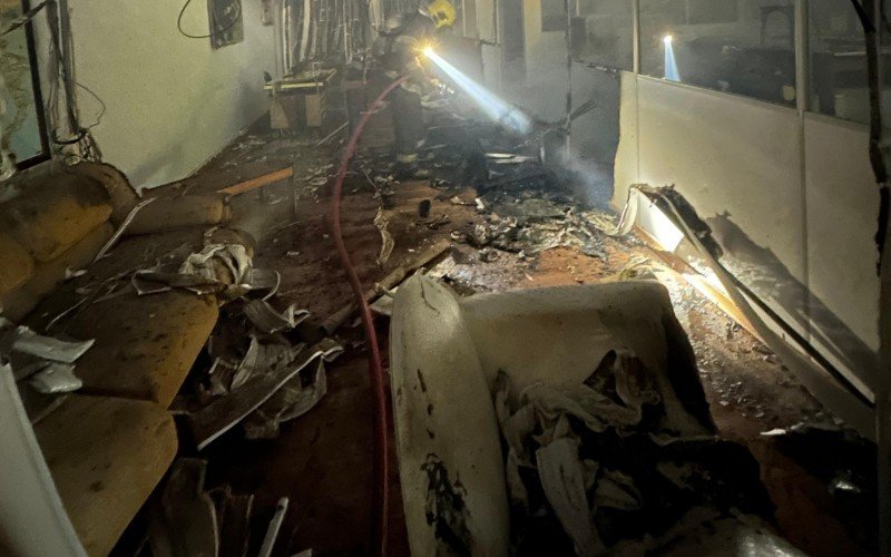 IncÃªndio atingiu prÃ©dio onde funcionava distribuidora de bebidas
