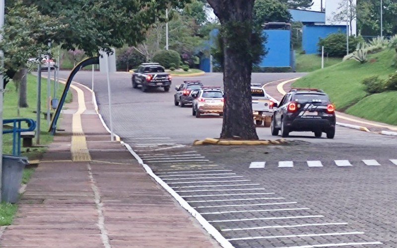 Oito sÃ£o presos e dinheiro e drogas sÃ£o apreendidos em operaÃ§Ã£o contra grupo que ameaÃ§ava policiais na regiÃ£o