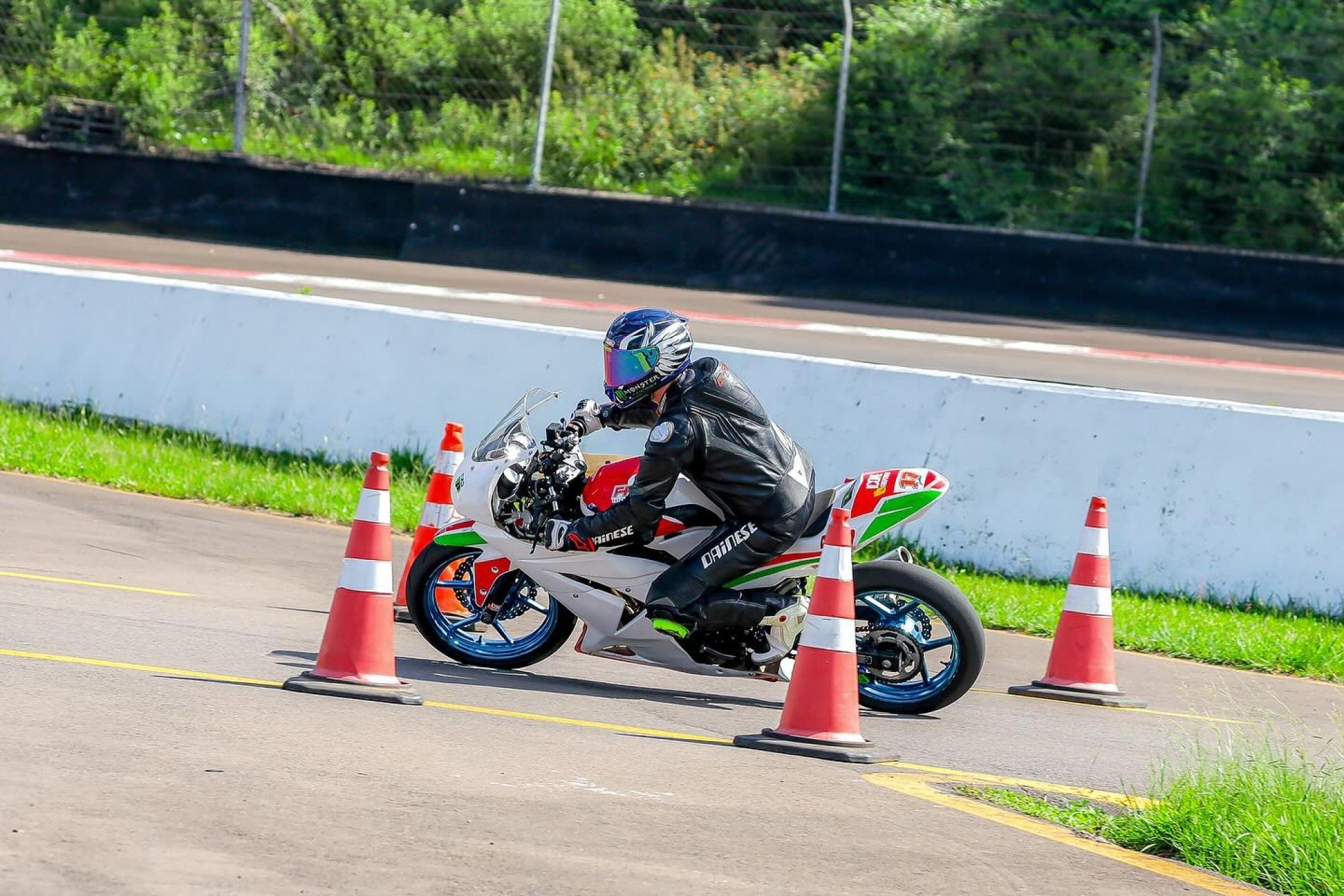 MOTOCICLISMO: Equipe de motovelocidade dá cursos de pilotagem segura