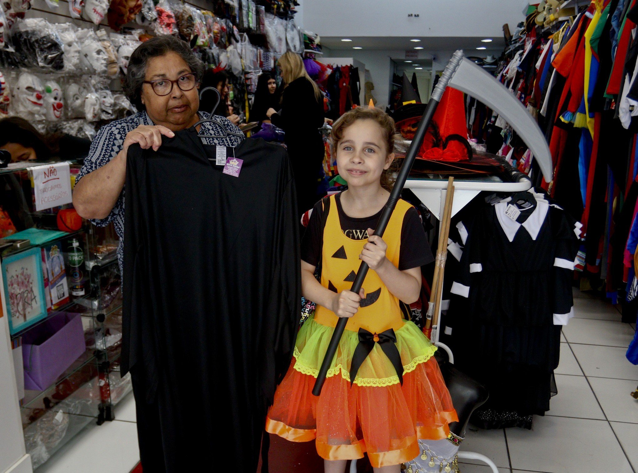Procura por itens temáticos de Halloween movimenta o comércio canoense