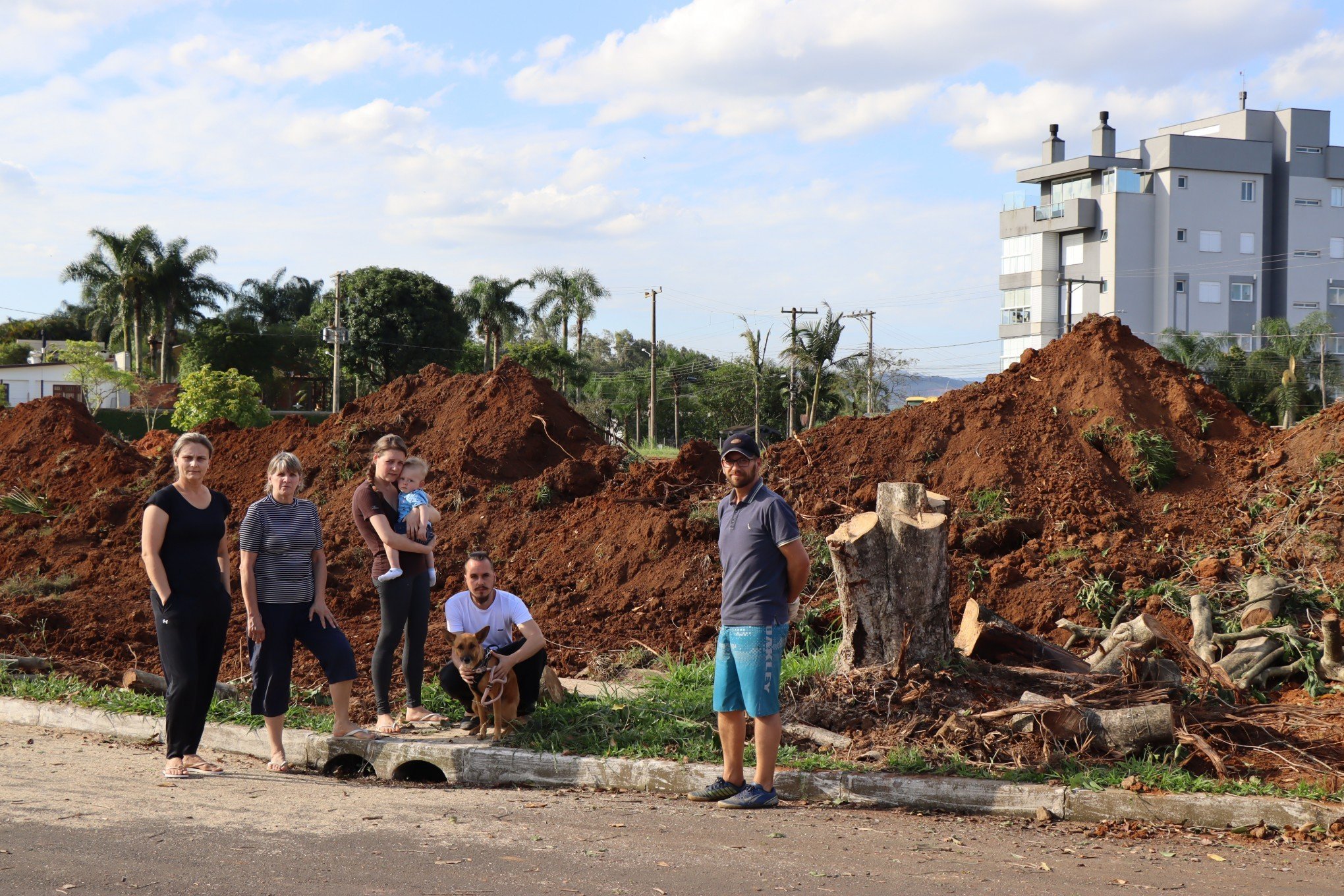 Corte de mais de 30 árvores em área de lazer revolta moradores; veja o que será feito no local