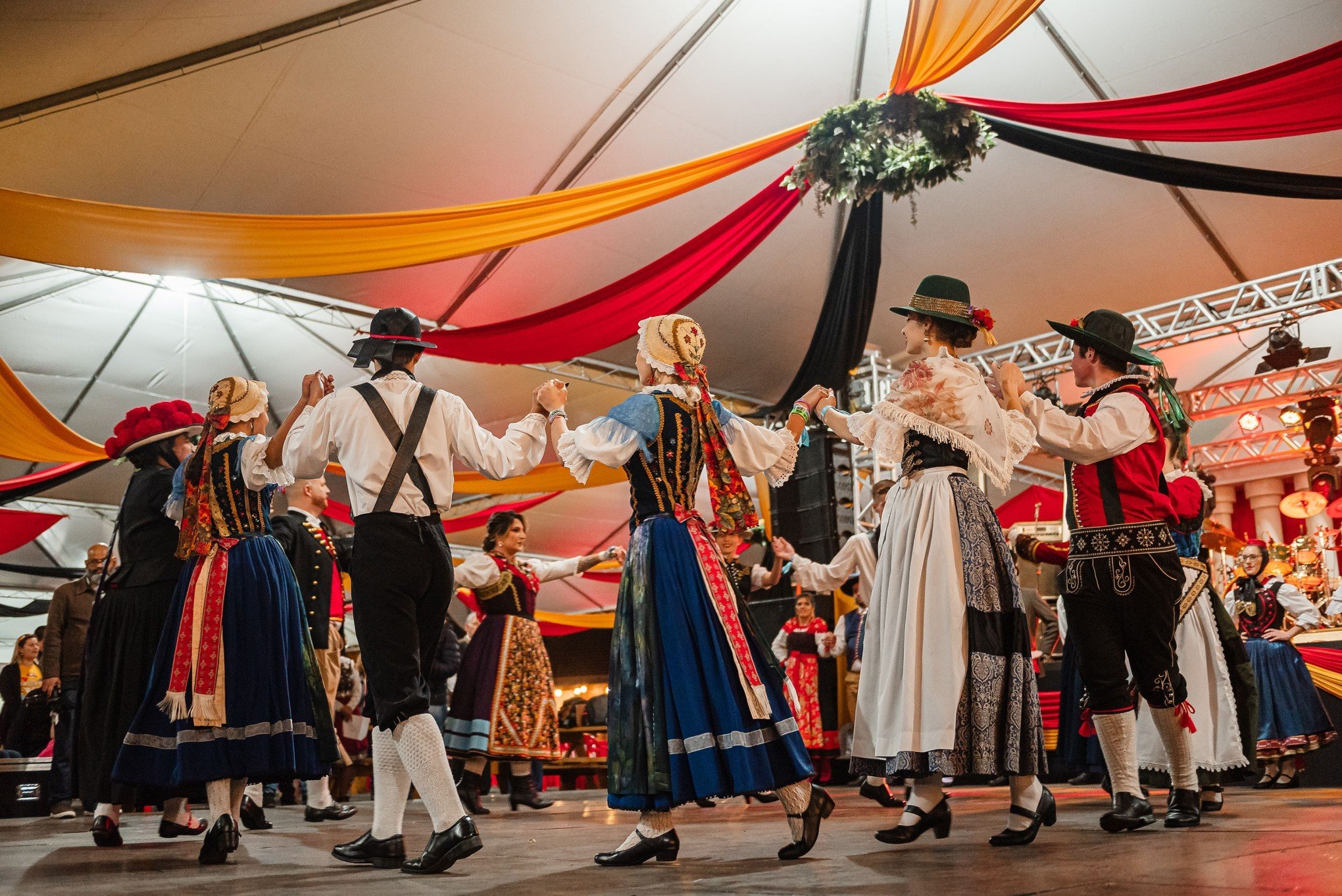 Danças típicas preservam a tradição e valores da cultura germânica