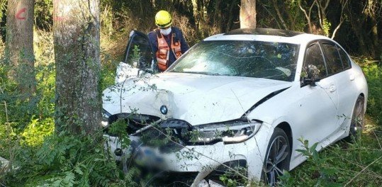 BMW branca saiu da pista e colidiu contra Ã¡rvore em EstÃ¢ncia Velha