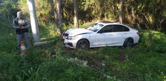 BMW branca saiu da pista e colidiu contra Ã¡rvore em EstÃ¢ncia Velha