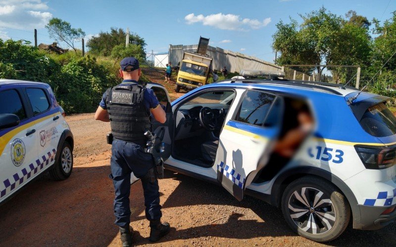 Mulher presa por receptaÃ§Ã£o tratava os animais no momento em que Guarda chegou ao endereÃ§o