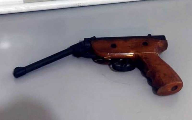 Homem foi preso por embriaguez e por porte ilegal de arma