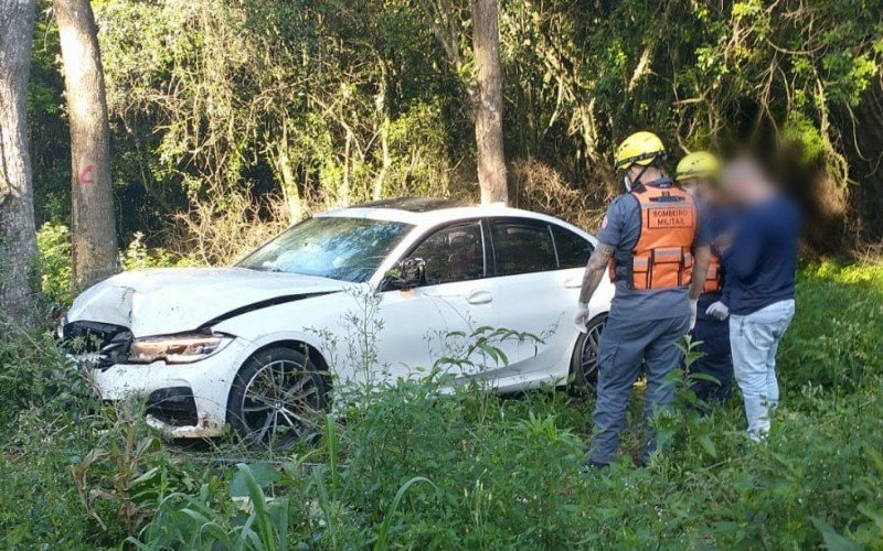 BMW branca saiu da pista e colidiu contra Ã¡rvore em EstÃ¢ncia Velha