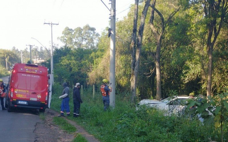 BMW branca saiu da pista e colidiu contra Ã¡rvore em EstÃ¢ncia Velha