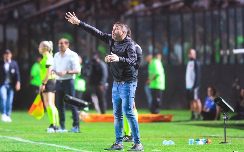 Técnico Eduardo Coudet no comando do Colorado em São Januário | Jornal NH