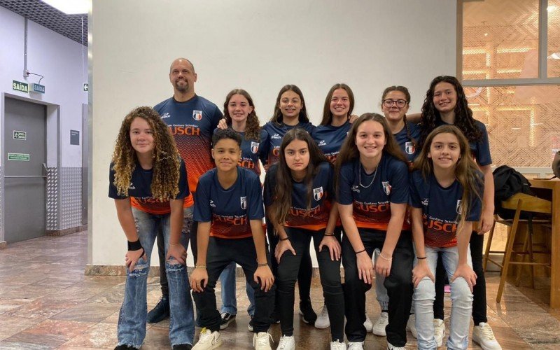 Equipe sub-14 de futsal feminino do GuSch