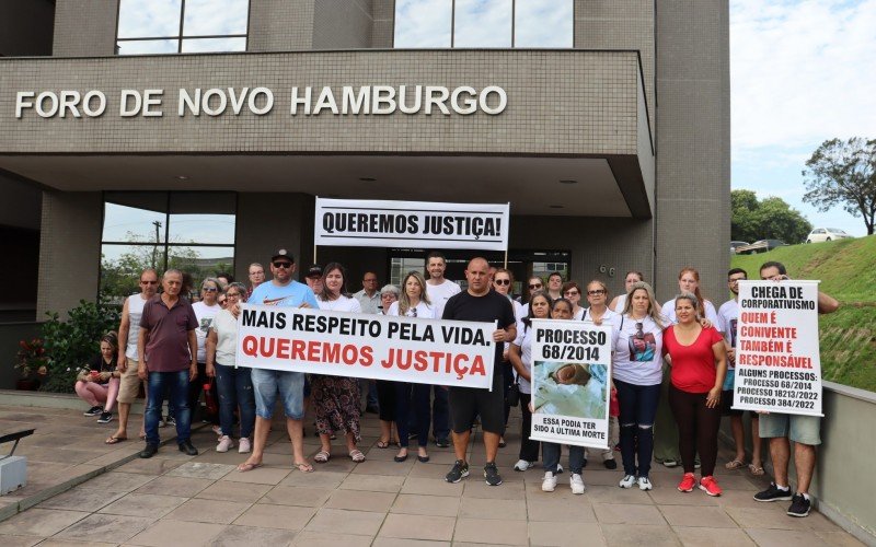 "Chega de vítimas": Grupo que protestava contra médico investigado pela morte de 42 pacientes é recebido por juíza em Novo Hamburgo