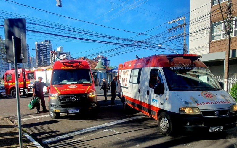 Imagem mostra atendimento a uma motociclista que ficou ferida em acidente de trânsito no Centro de Novo Hamburgo | abc+