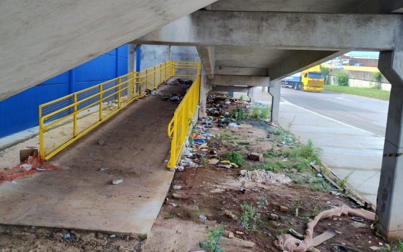 Passarela ainda em construção na Scharlau