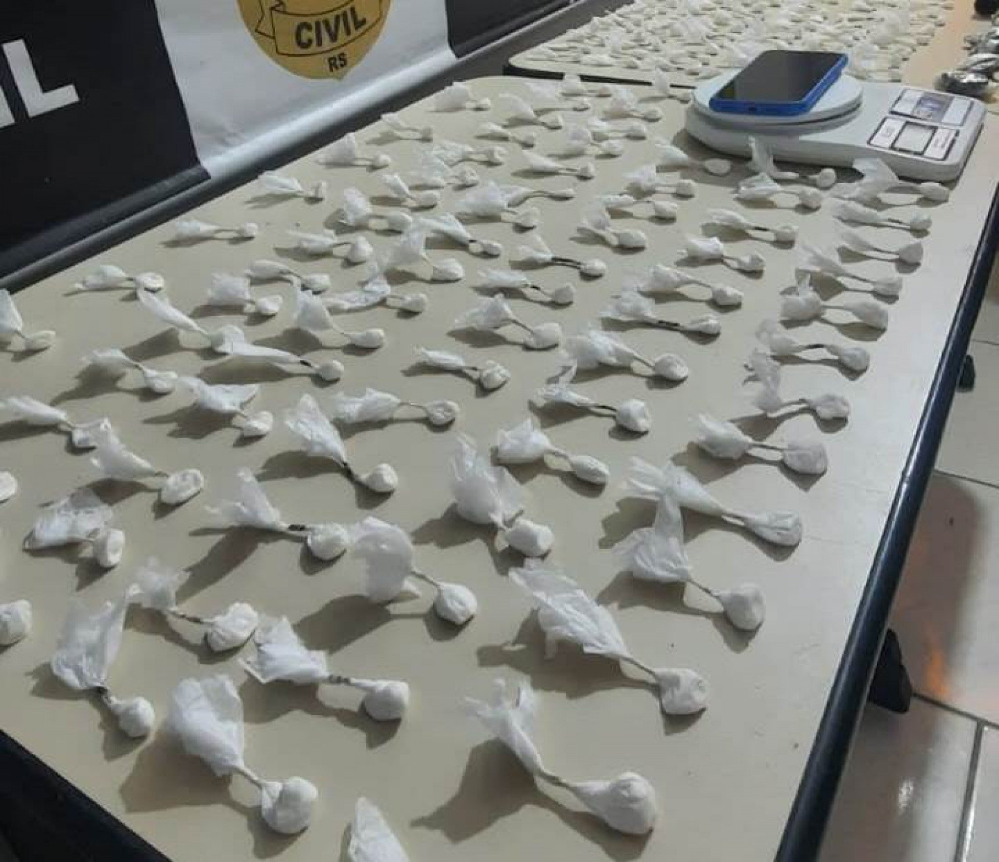 Mais de 160 buchas de cocaína e veículo são apreendidos em ação policial em Gramado