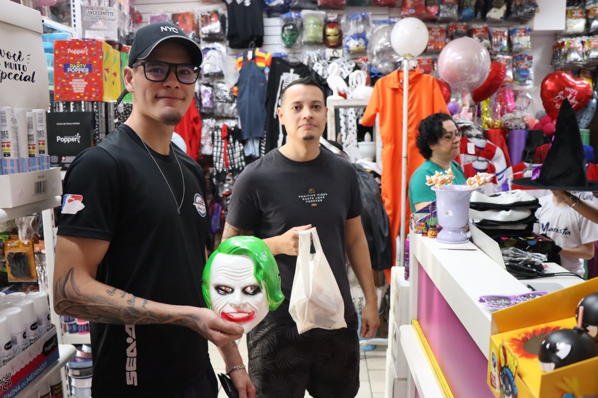 Pedro Henrique Endres Pedroso, 24, e Jackson Pinheiro, 30, preparam uma festa de Halloween | Jornal NH