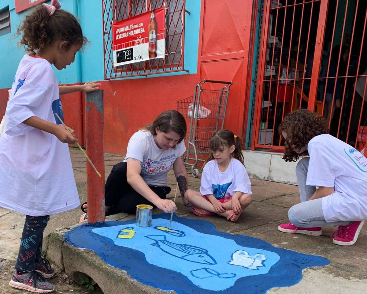 Pintura de bueiros da cidade em ação realizada pelo Círculo Operário Leopoldense (COL) também fez parte da programação da Semana da Sustentabilidade
