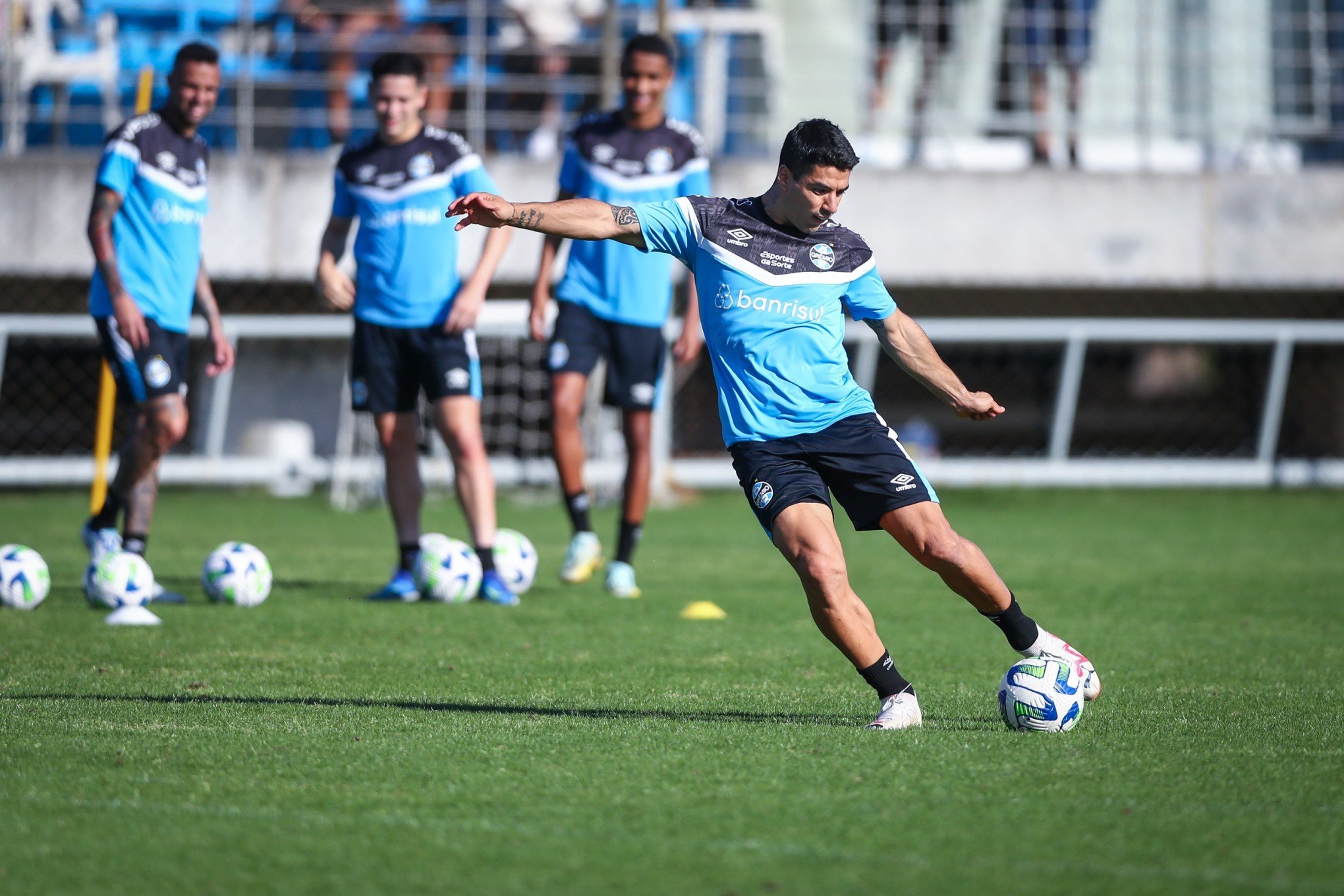 Com Suárez de volta, Grêmio embarca para enfrentar o América-MG pelo Brasileirão