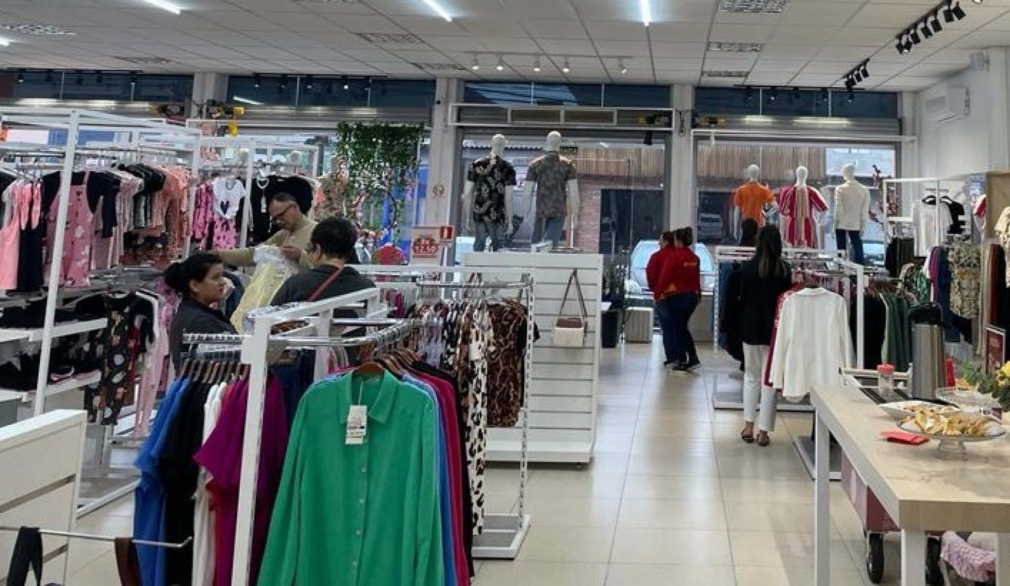 VAGAS DE EMPREGO: lojistas da região antecipam contratações de final do ano