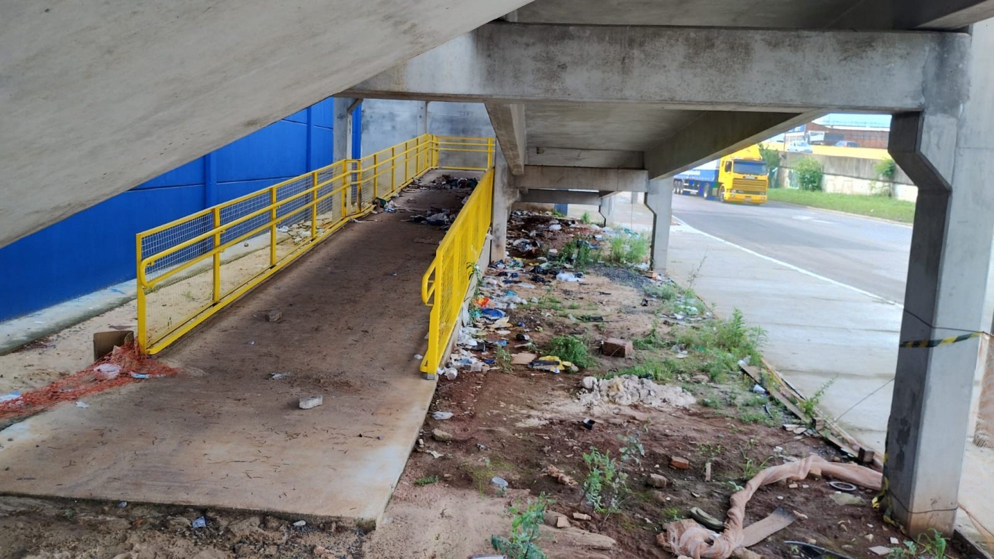 Passarela na Scharlau nem foi inaugurada e já tem lixo acumulado sob as rampas