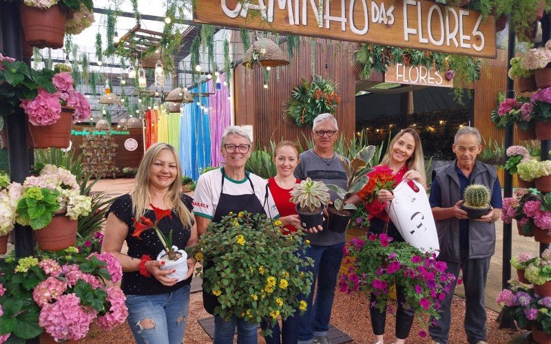 Expositores com algumas plantas e flores comercializadas na Feira das Flores, no NÃºcleo de Casas Enxaimel