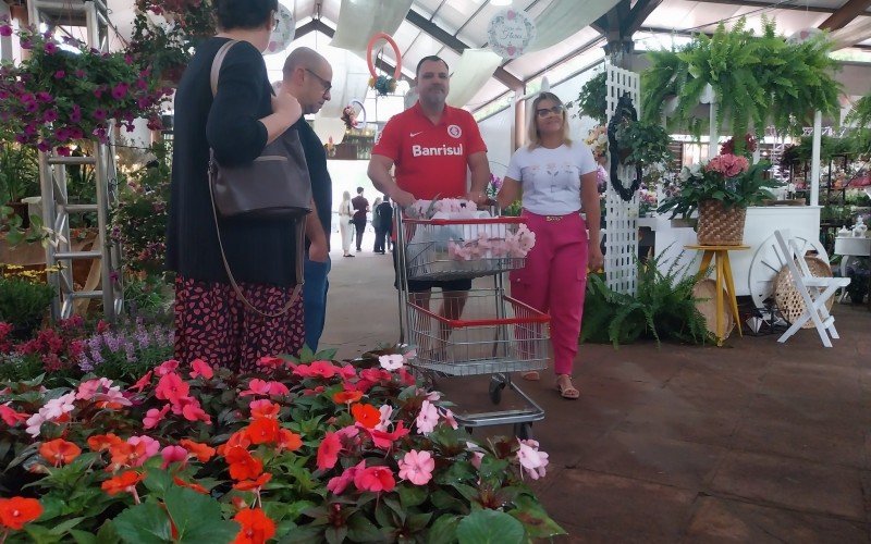 O casal de moradores de EstÃ¢ncia Velha, a representante comercial, Cleonice Nogueira, 49 anos, e seu marido, o representante comercial,  Gilvano Gomes, 45, empurravam o carrinho de compras decorado com flores,