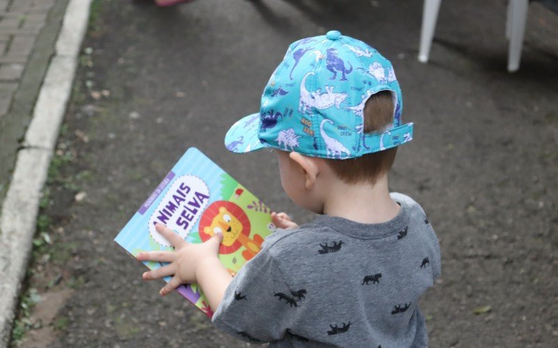 O pequeno Lucas prefere os livros de animais e floresta