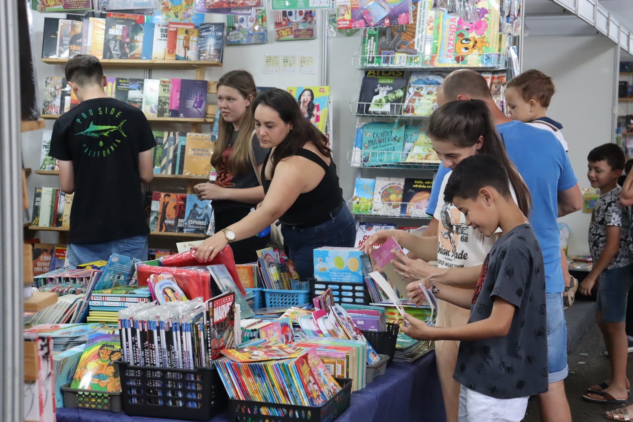 FEIRA DO LIVRO: Dois Irmãos reúne apaixonados pela literatura; veja programação do último dia de evento