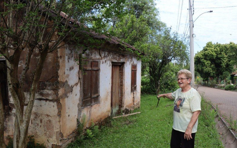 Julita mostra onde ficava com os colegas durante o recreio