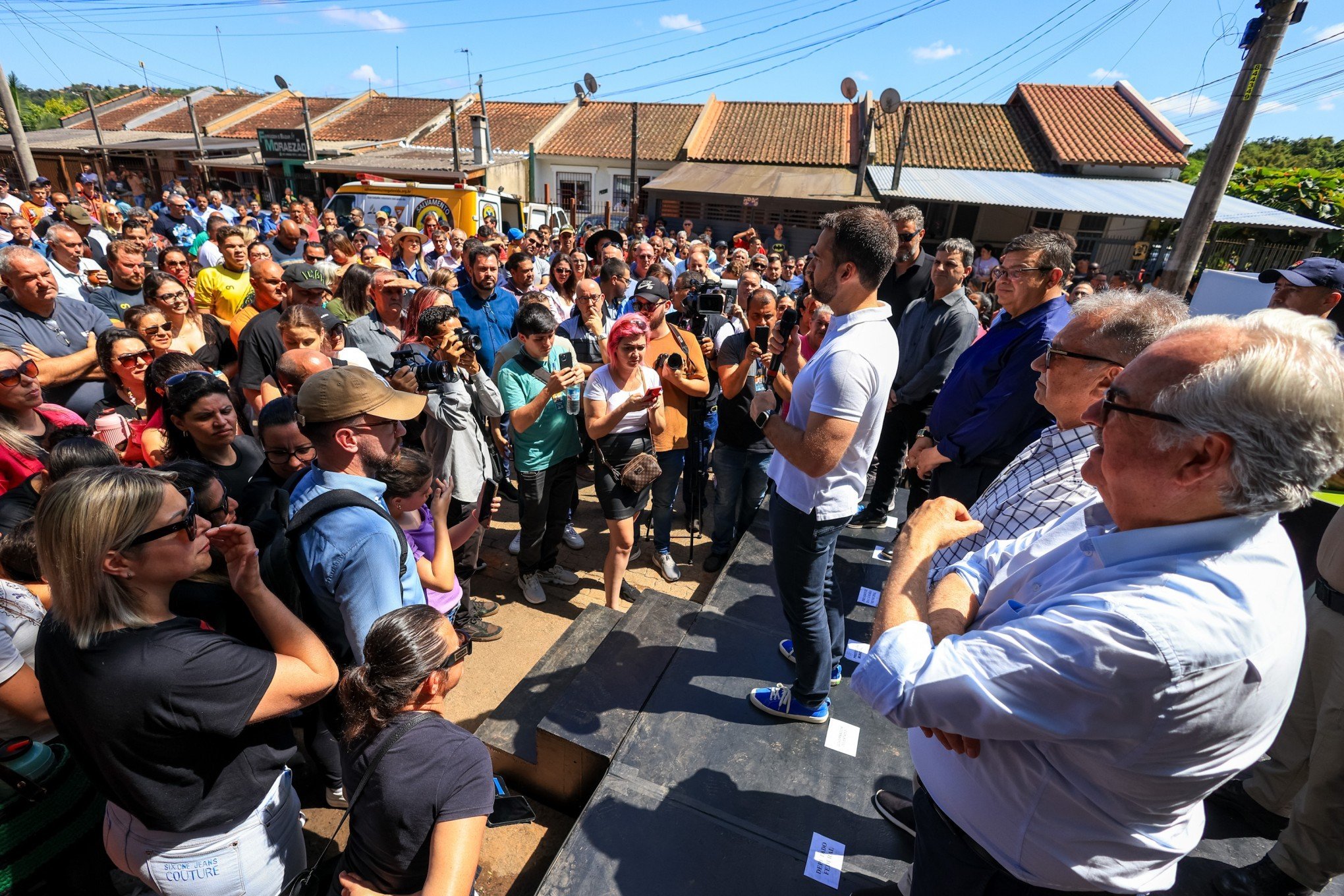 Leite destacou investimento de R$ 2 milhÃµes do Pavimenta na obra que qualifica a infraestrutura municipal de mobilidade em Sapucaia do Sul na inauguraÃ§Ã£o do asfalto da 
Avenida Justino Camboim, uma estrada rural do municÃ­pio