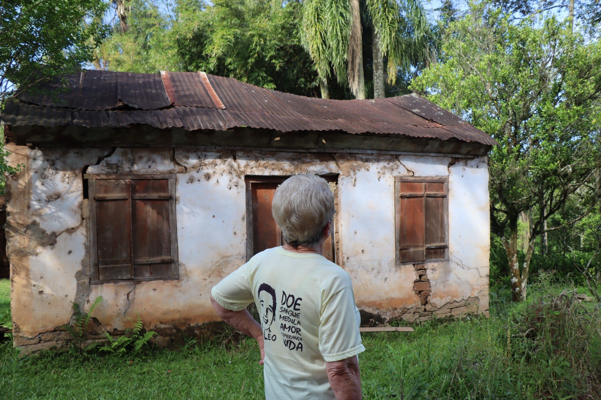 Voluntários iniciam trabalhos de restauração em histórica escola de região