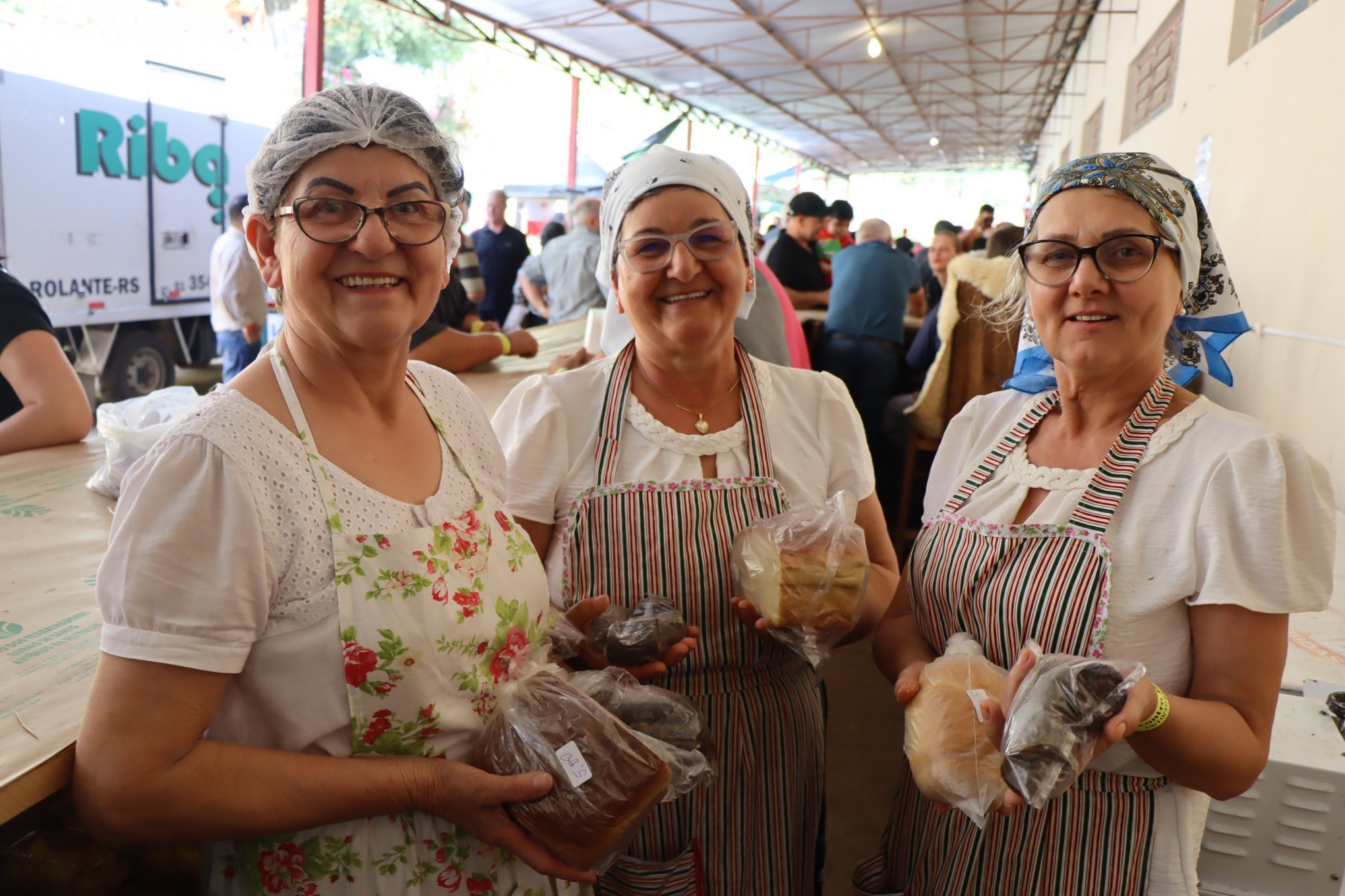 Célia Iaronka, Maura Ribaczki e Eufrizonia Ribaski ficaram responsáveis pela venda de produtos da gastronomia típica polonesa, como a morcilha e o pão caseiro | Jornal NH