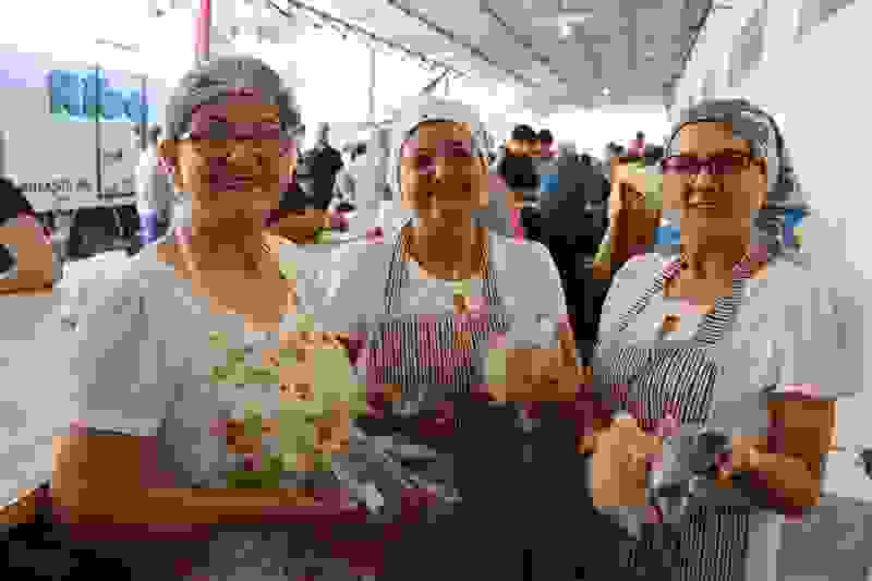 Célia Iaronka, Maura Ribaczki e Eufrizonia Ribaski ficaram responsáveis pela venda de produtos da gastronomia típica polonesa, como a morcilha e o pão caseiro | Jornal NH