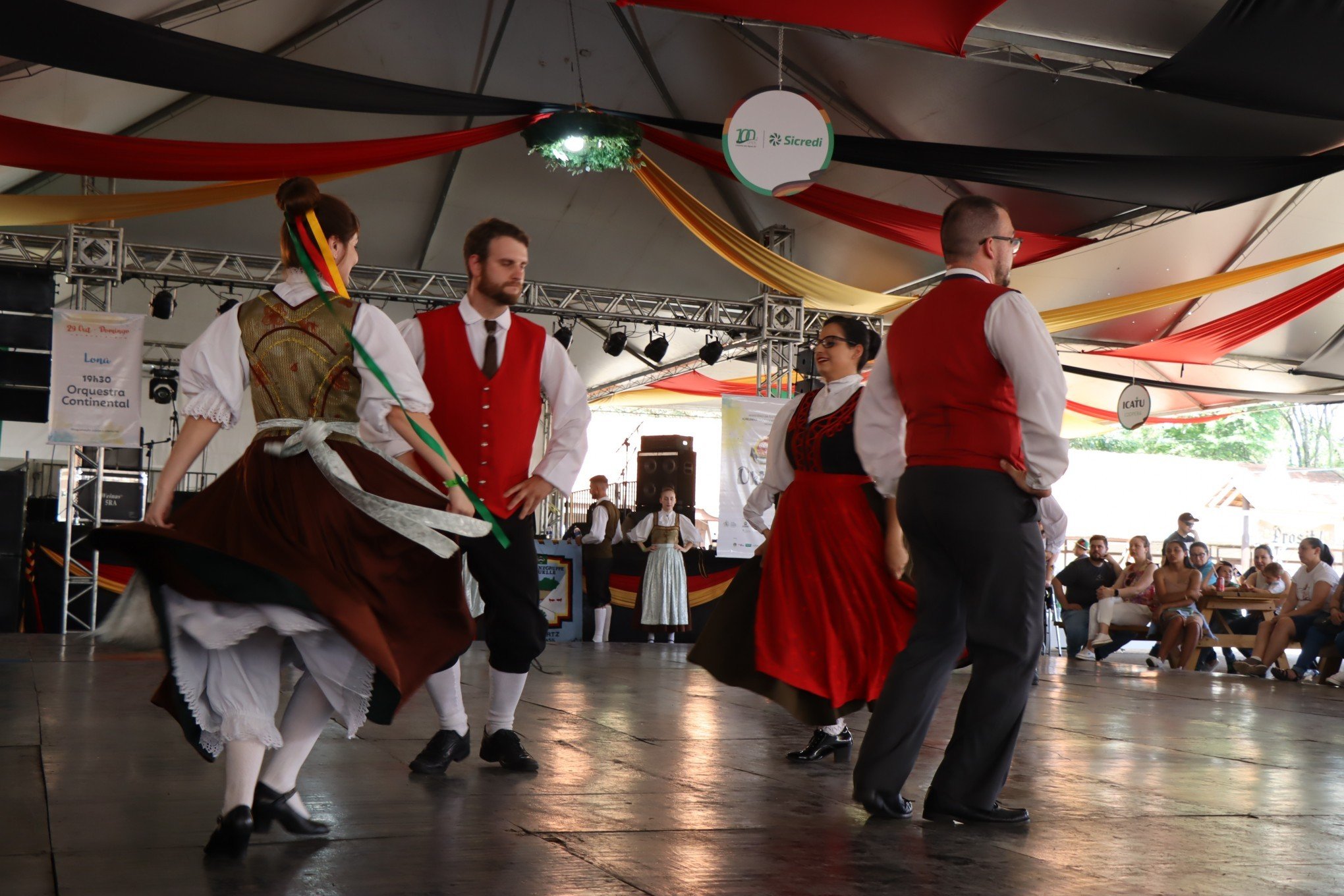 Despedida da festa teve danÃ§a e  mÃºsica tÃ­pica alemÃ£