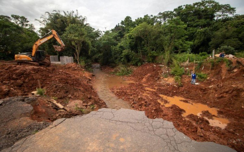 obra de reconstrução da ponte sobre o arroio Kruze no bairro Santo André