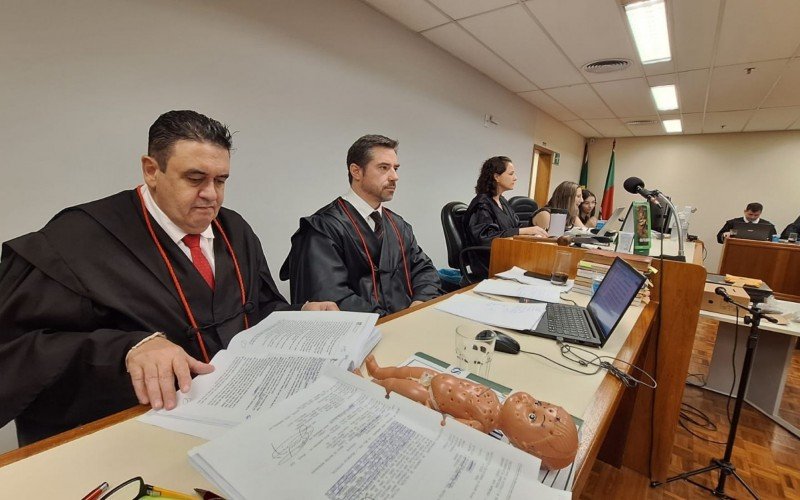 ESCRIVÃO ASSASSINADO: Promotor Amorim é agredido durante júri do Caso Ruschel