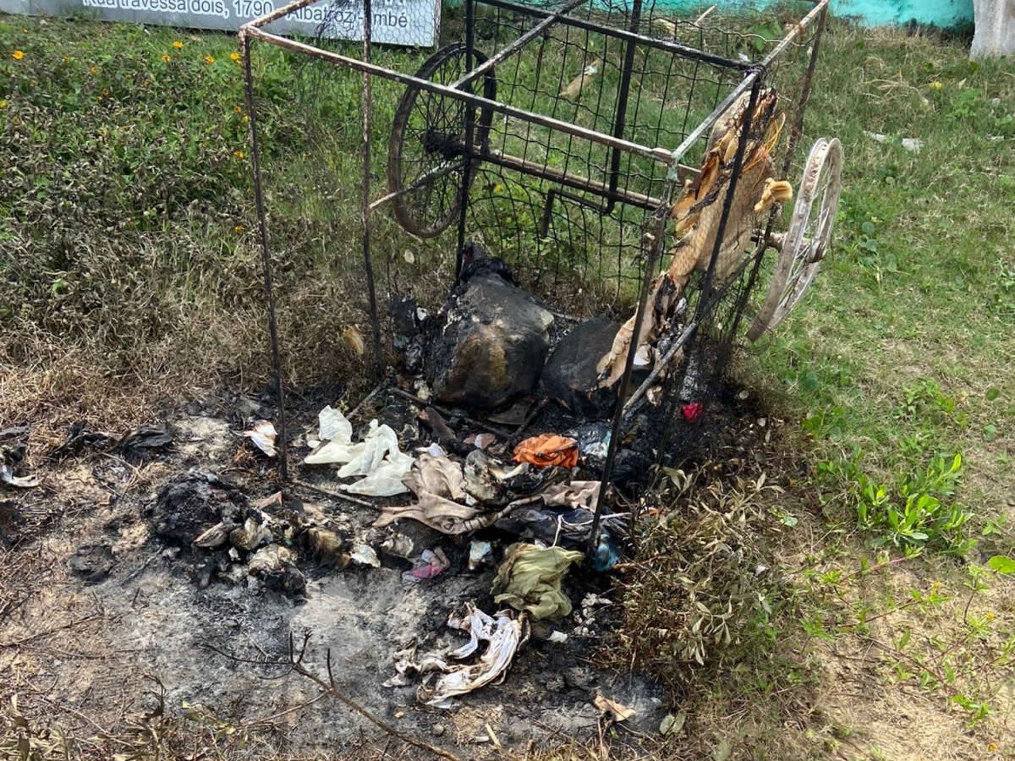 MACHADADAS E PAULADAS: Adolescente foi agredido antes de ter corpo carbonizado dentro de carrinho de reciclagem