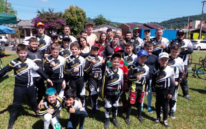 Equipe de BMX do Grêmio Atiradores Novo Hamburgo reunida | Jornal NH