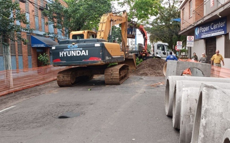 Obras de macrodrenagem ocorrem na Rua Presidente Roosevelt