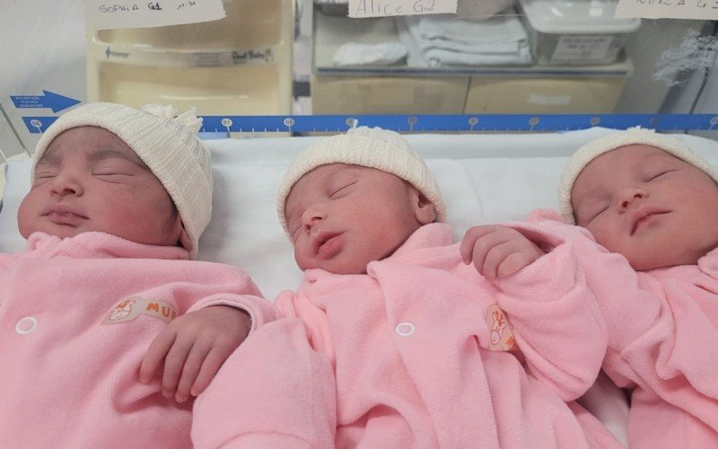VÍDEO: Mãe dá à luz trigêmeas no hospital de Novo Hamburgo e caçula nasce empelicada